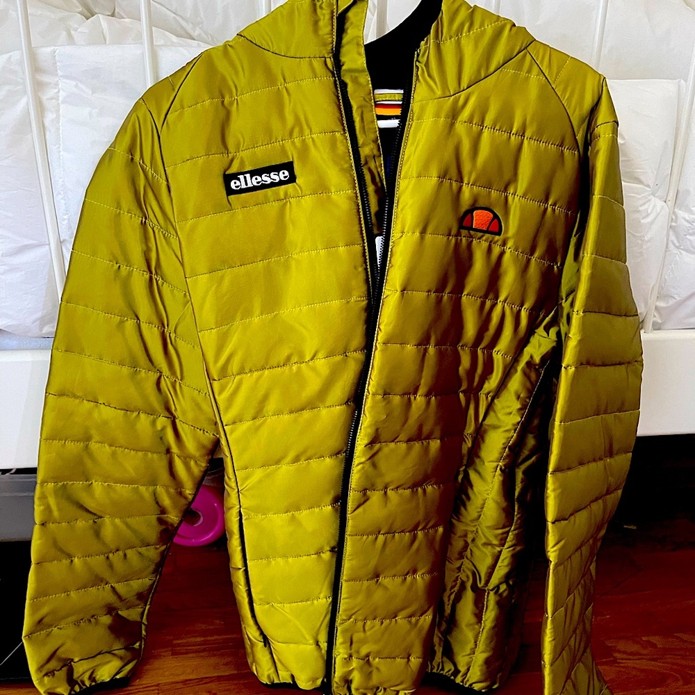 Ellesse lightly padded jacket w/tags. Perfect for Spring or Fall.